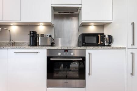 Central, Stunning 2 Bed Apartment With Parking! Кембридж Экстерьер фото