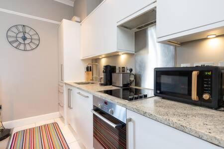Central, Stunning 2 Bed Apartment With Parking! Кембридж Экстерьер фото