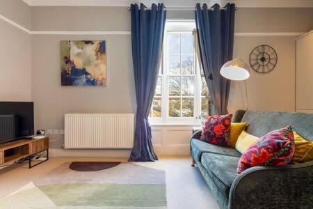 Central, Stunning 2 Bed Apartment With Parking! Кембридж Экстерьер фото