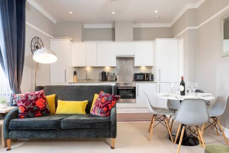 Central, Stunning 2 Bed Apartment With Parking! Кембридж Экстерьер фото